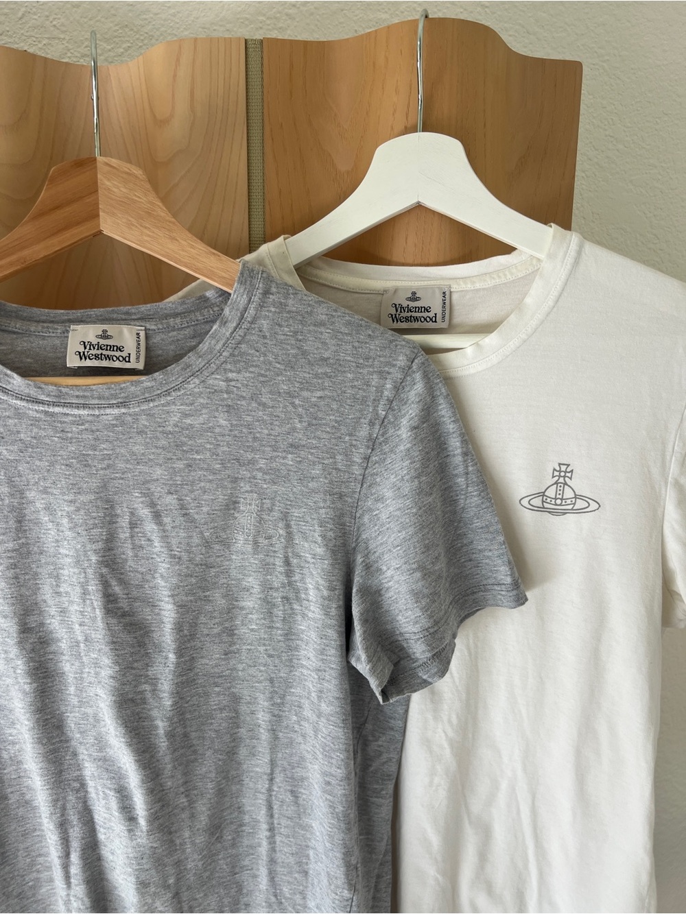 2 Vivienne Westwood Men’s Crew Neck T-Shirt in Gray and White